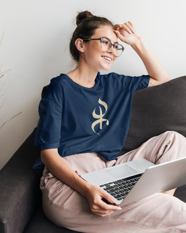 Femme souriante qui porte un tshirt Yaz de couleur marine par Azamoul mode et accessoires berbères amazigh
