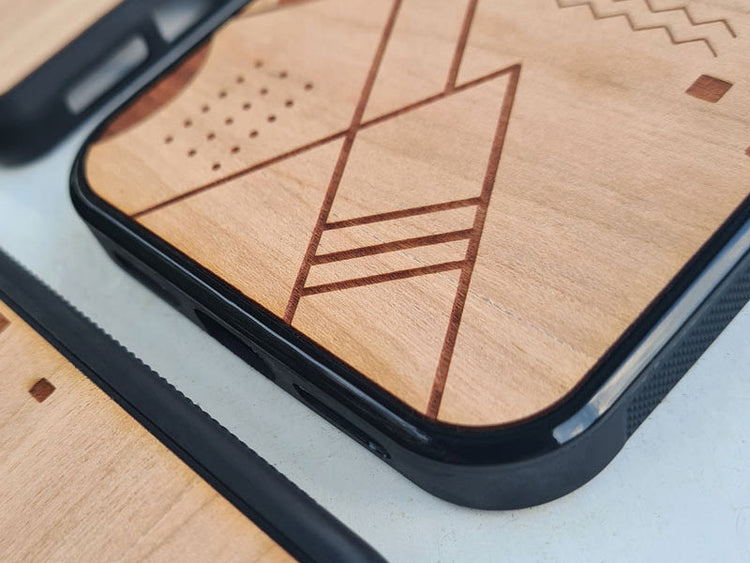 Zoom sur les coques en bois de azamoul mode et accessoires berberes faites en france à la main