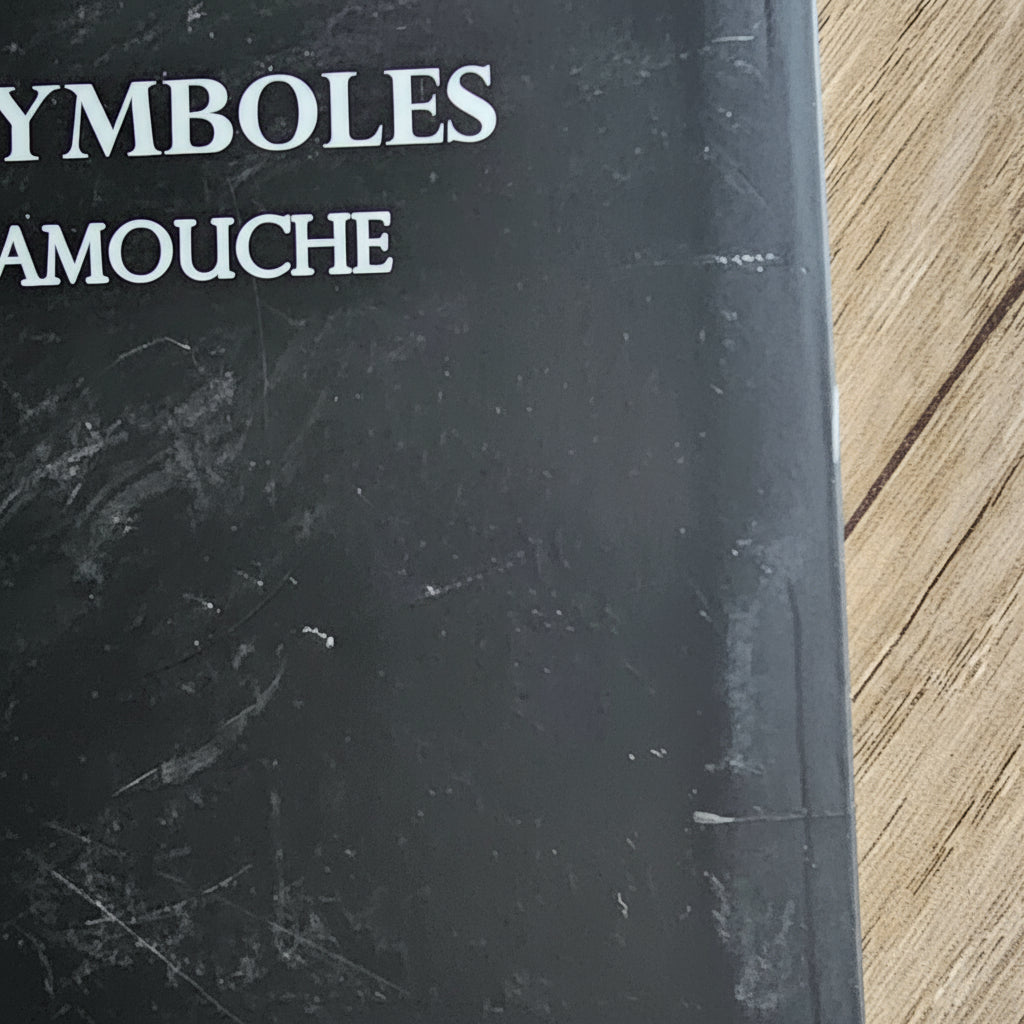Extrait du livre Paroles De Symboles par Noureddine Hamouche avec un symbole et sa définition - sur Azamoul mode et accessoires berbères amazigh. Une page qui représente un symbole qui peut être utilisé dans les tatouages berbères