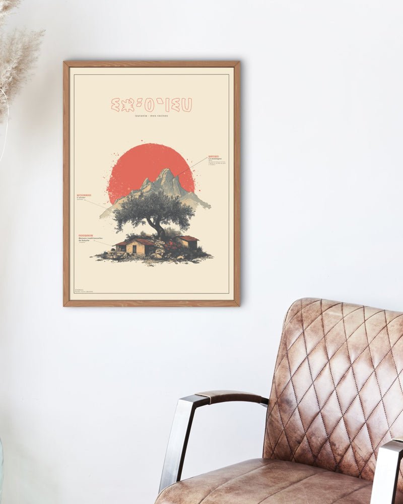 Affiche murale Izuraniw dans un salon sur le mur à coté d'une chaise illustrant un olivier symbole de résistance et des maisons kabyles par azamoul mode et accessoires berberes qui met en avant un olivier les maisons kabyle et une montagne dans la style art japonais, en papier mat et couleur chaleureuse et beige rouge et vert
