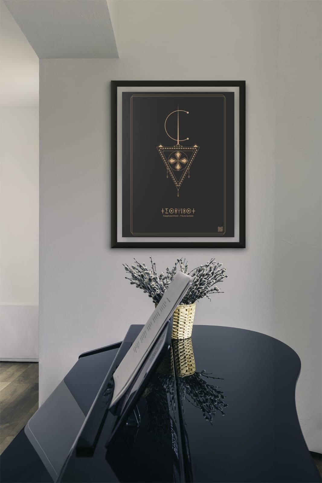 Affiche du bijou Afzim/Tiseghnest le symbole berbère dans un salon sur Azamoul mode et accessoires et culture berbère et amazigh et décoration intérieure