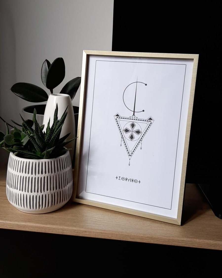 Affiche Afzim/Tiseghnest, le bijou et symbole berbère, de couleur blanche par Azamoul mode et accessoires et culture berbère amazigh et décoration intérieure