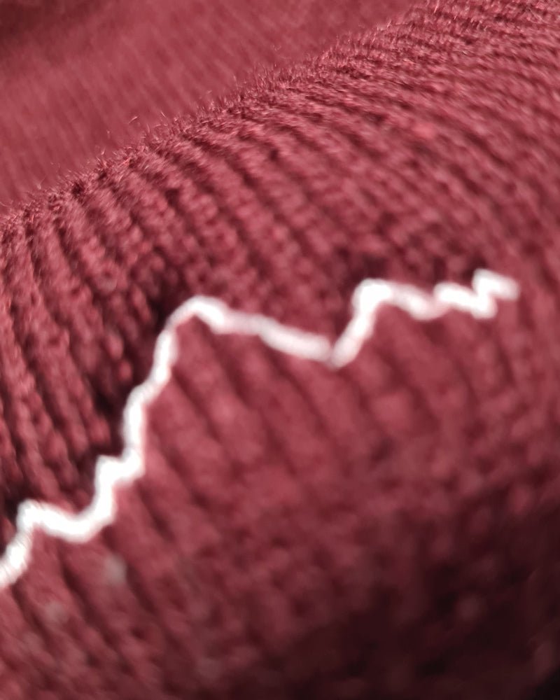 Bonnet bordeaux brodé de djurdjura, la montagne de kabylie par azamoul mode et accessoires berbères amazighs