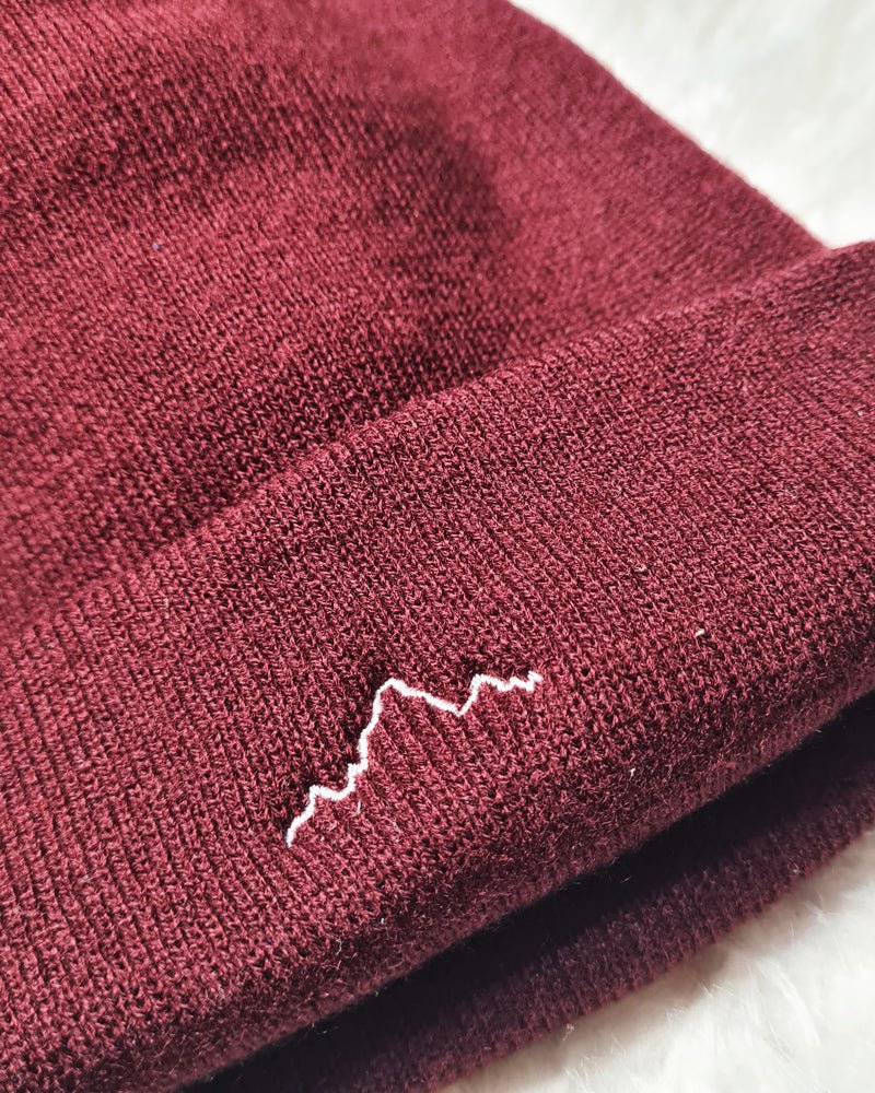 Bonnet bordeaux brodé de djurdjura, la montagne de kabylie par azamoul mode et accessoires berbères amazighs