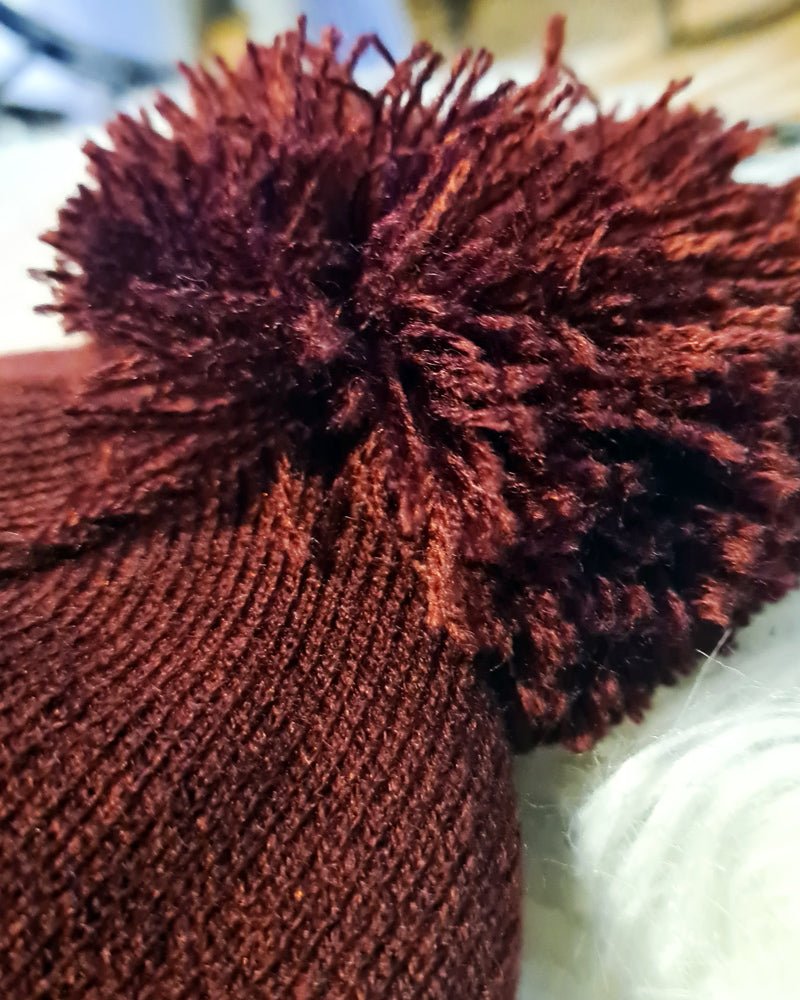 Bonnet bordeaux brodé de djurdjura, la montagne de kabylie par azamoul mode et accessoires berbères amazighs