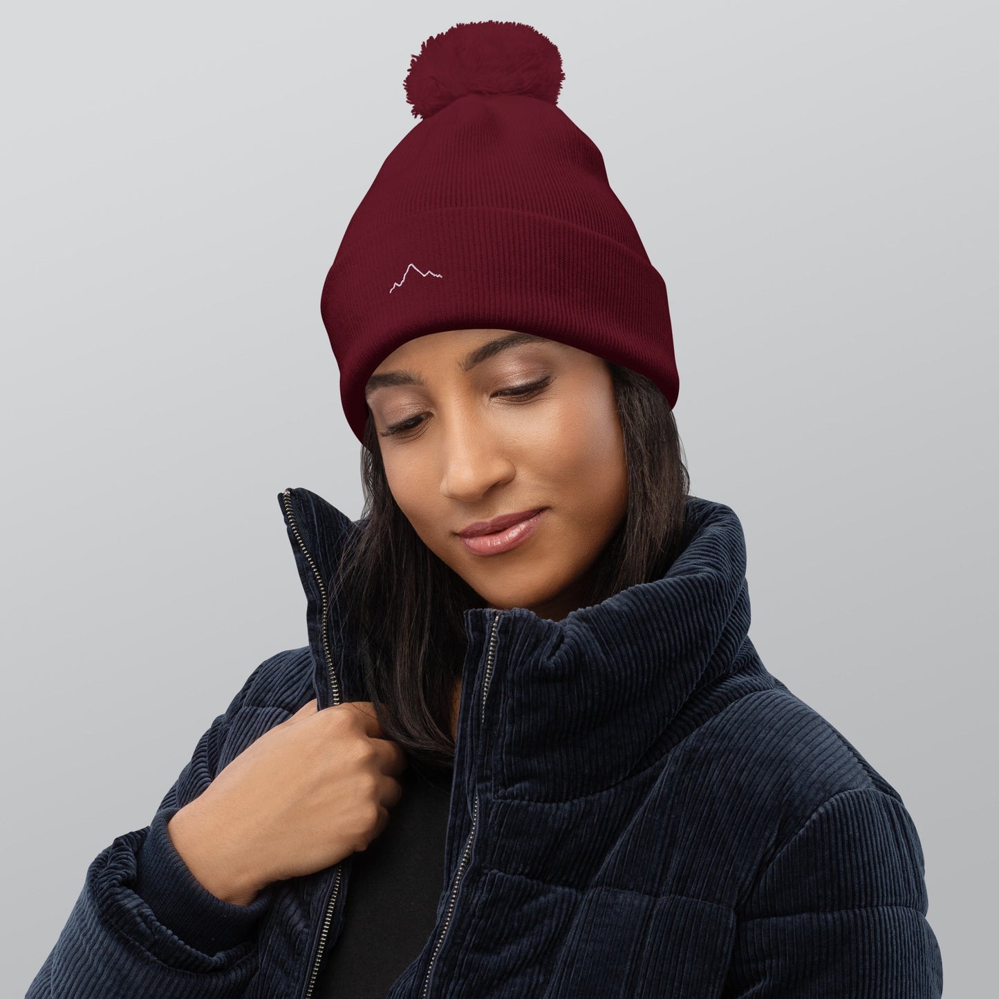 Femme porte le bonnet berbère brodé de djurdjura, la montagne de kabylie, par azamoul mode et accessoires berbères amazighs