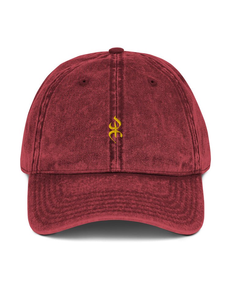 Casquette vintage rouge brodée au symbole YAZ de liberté et noblesse chez les amazighs par azamoul mode et accessoires berbères