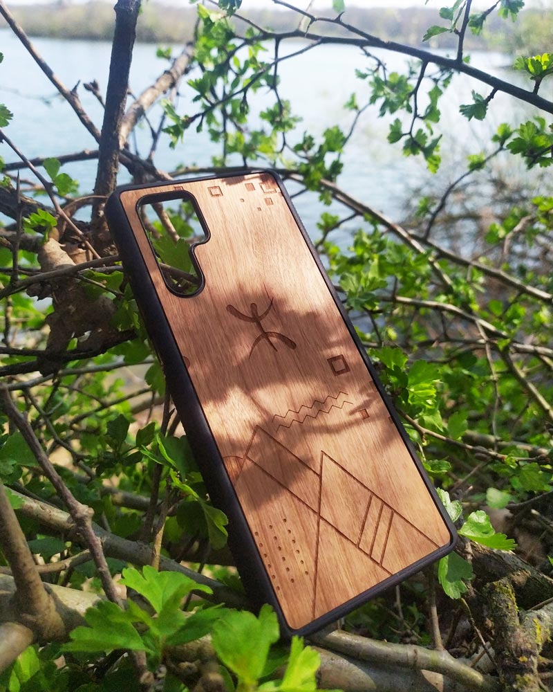 Coque en bois Abstract Amazigh illustrant l'univers amazigh berbère Huawei dans les bois par Azamoul mode et accessoires berbères