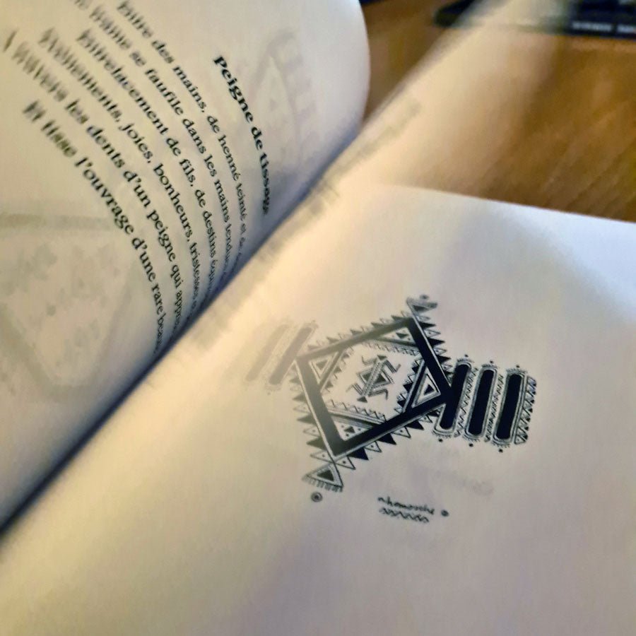 Extrait du livre Paroles De Symboles par Noureddine Hamouche avec un symbole et sa définition - sur Azamoul mode et accessoires berbères amazigh. Une page qui représente un symbole qui peut être utilisé dans les tatouages berbères , il raconte la culture berbère