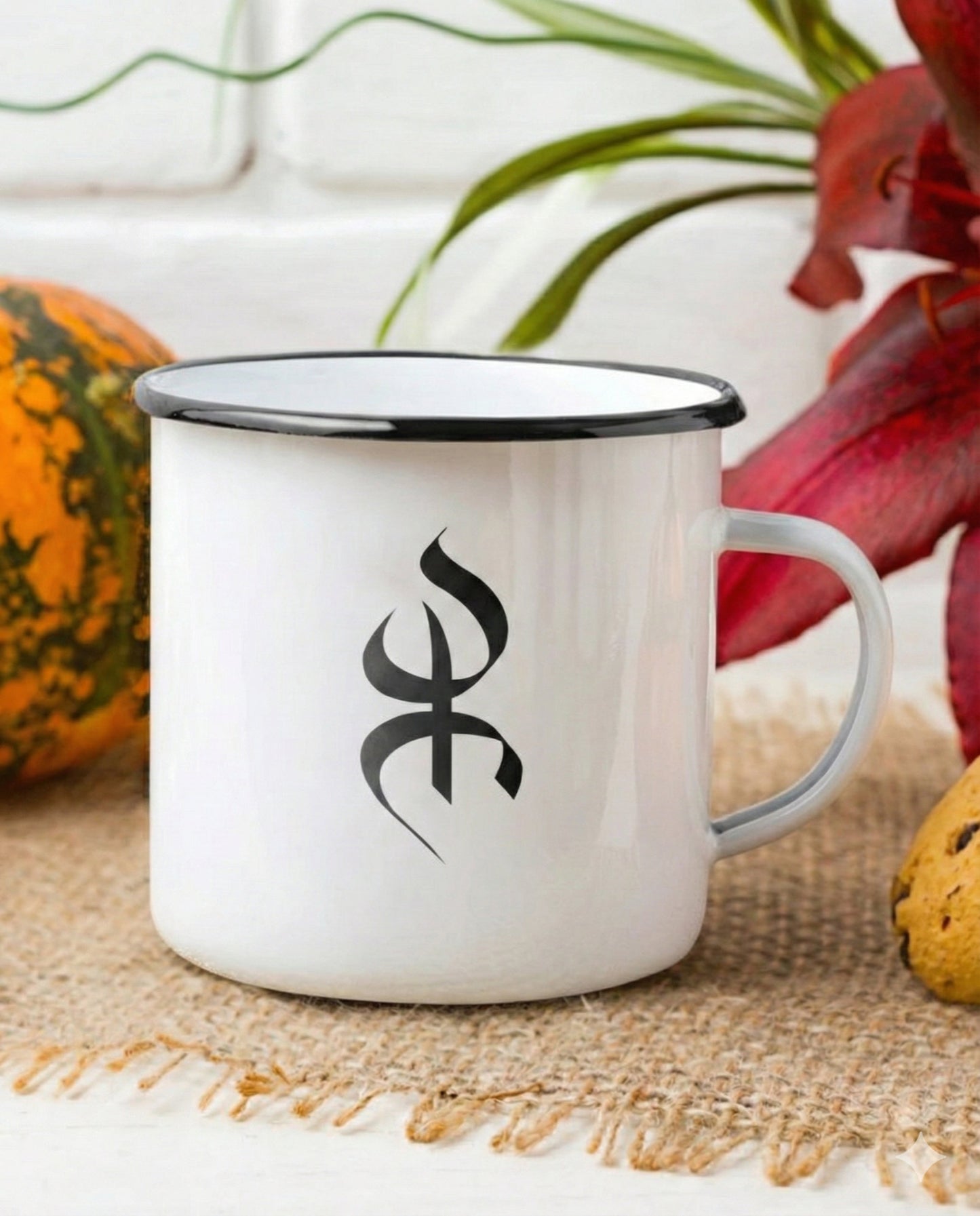 Mug emaillé Yaz Amazigh by Azamoul - le mug posé sur une table à coté de plante et courge