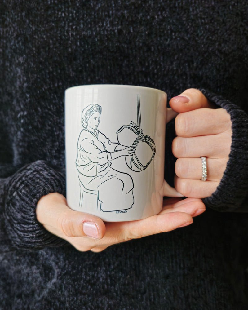 Un mug essendu une tradition kabyle amazigh berbère tenu par une femme avec ses mains, une tasse pour café ou thé fabriqué en france, azamoul mode et accessoires berbères amazigh et décoration intérieure