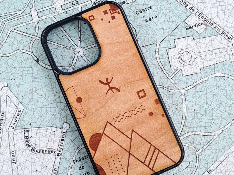 Coque en bois qui met en avant les symboles amazigh par azamoul mode et accessoires berbères