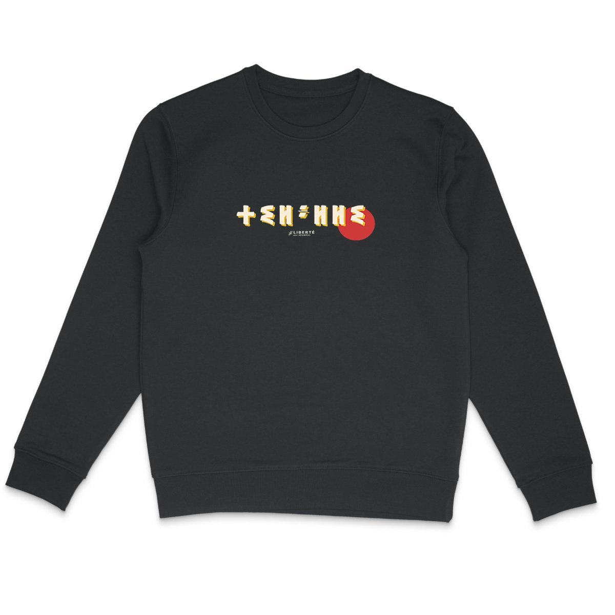 femme qui porte un pull thilelli liberte 100% coton bio, écrit en langue tifinagh, la langue des berbères amazigh par Azamoul mode et accessoires berbères, de couleur noir