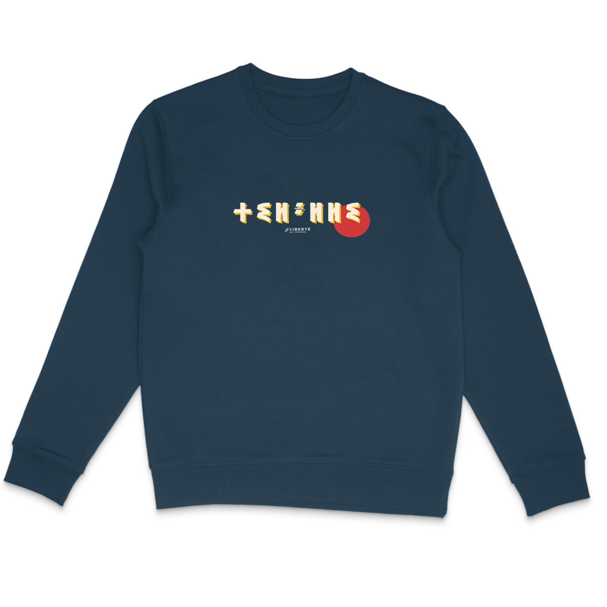 femme qui porte un pull thilelli liberte 100% coton bio, écrit en langue tifinagh, la langue des berbères amazigh par Azamoul mode et accessoires berbères, de couleur bleu