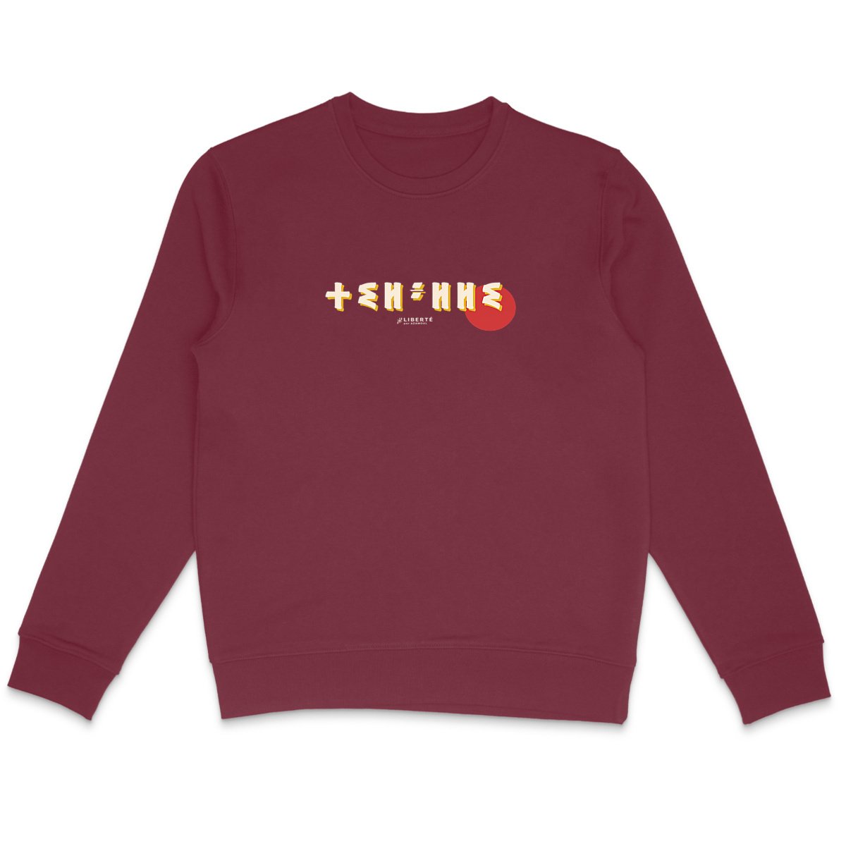 femme qui porte un pull thilelli liberte 100% coton bio, écrit en langue tifinagh, la langue des berbères amazigh par Azamoul mode et accessoires berbères, de couleur bordeaux