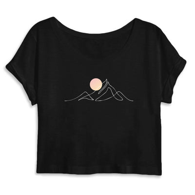 Crop top noir avec motif minimaliste de la montagne de djurdjura avec la lune qui apparaît au dessus de ces montagnes par azamoul mode et accessoires berbères amazigh