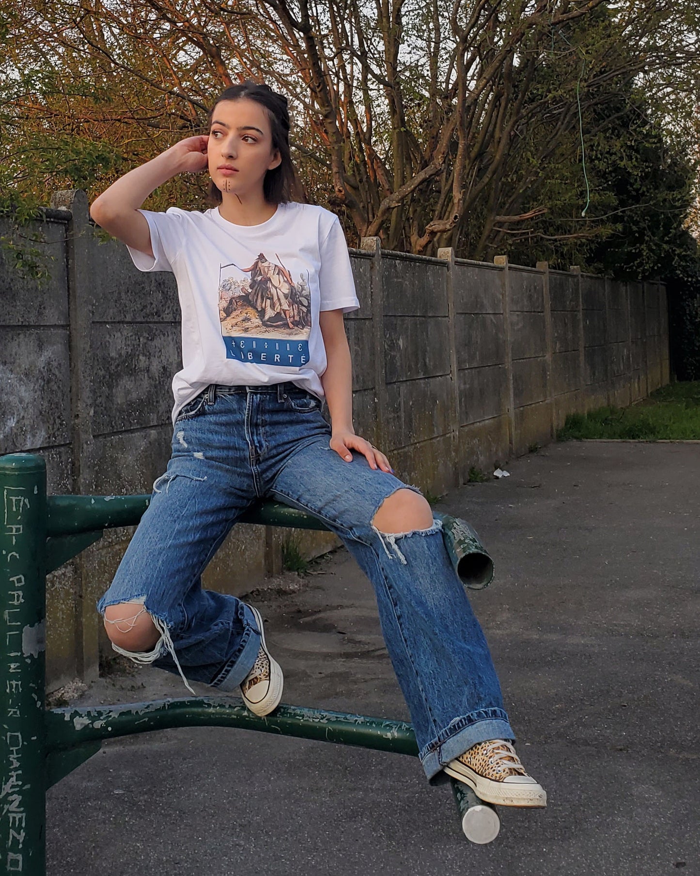 T-shirt blanc Liberté Fatma N'soumer porté par Kenza Taryel__2.0 avec tatouages berbères - Azamoul mode et accessoires amazighs - Imprimé en France - 100% Coton Bio