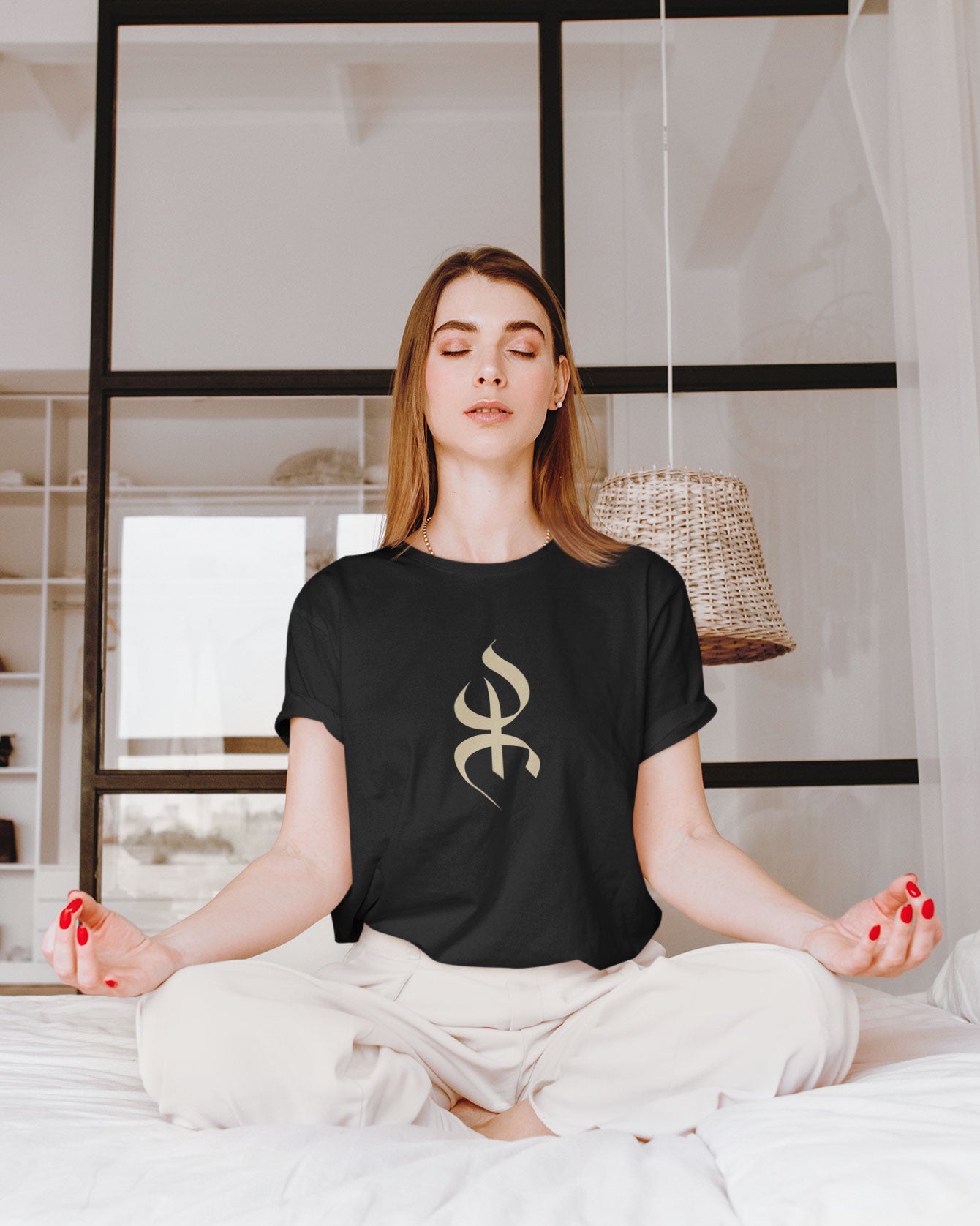 Femme berbère kabyle dans sa chambre en position de méditation portant un tshirt amazigh yaz noir par azamoul mode et accessoires berbères