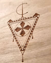 Zoom sur la coque en bois azamoul mode et accessoires berbères avec le design afzim tiseghnest gravé