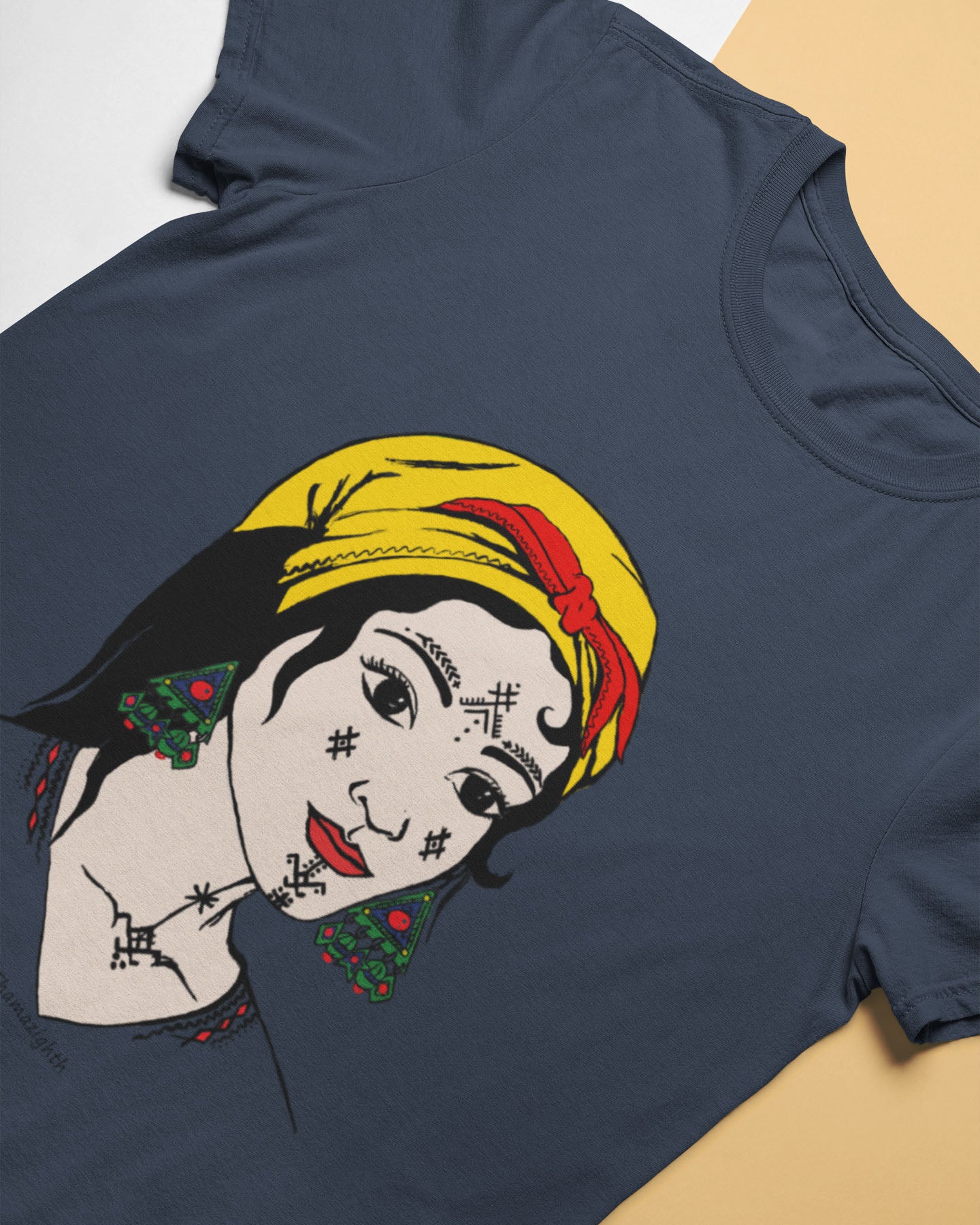 T-shirt bleu marine femme berbère Amazigh par Azamoul Mode et Accessoires Berbères : design traditionnel avec tatouage facial symbolique, foulard kabyle amendil coloré, bijoux berbères et symbole berbère. Portez votre identité fièrement