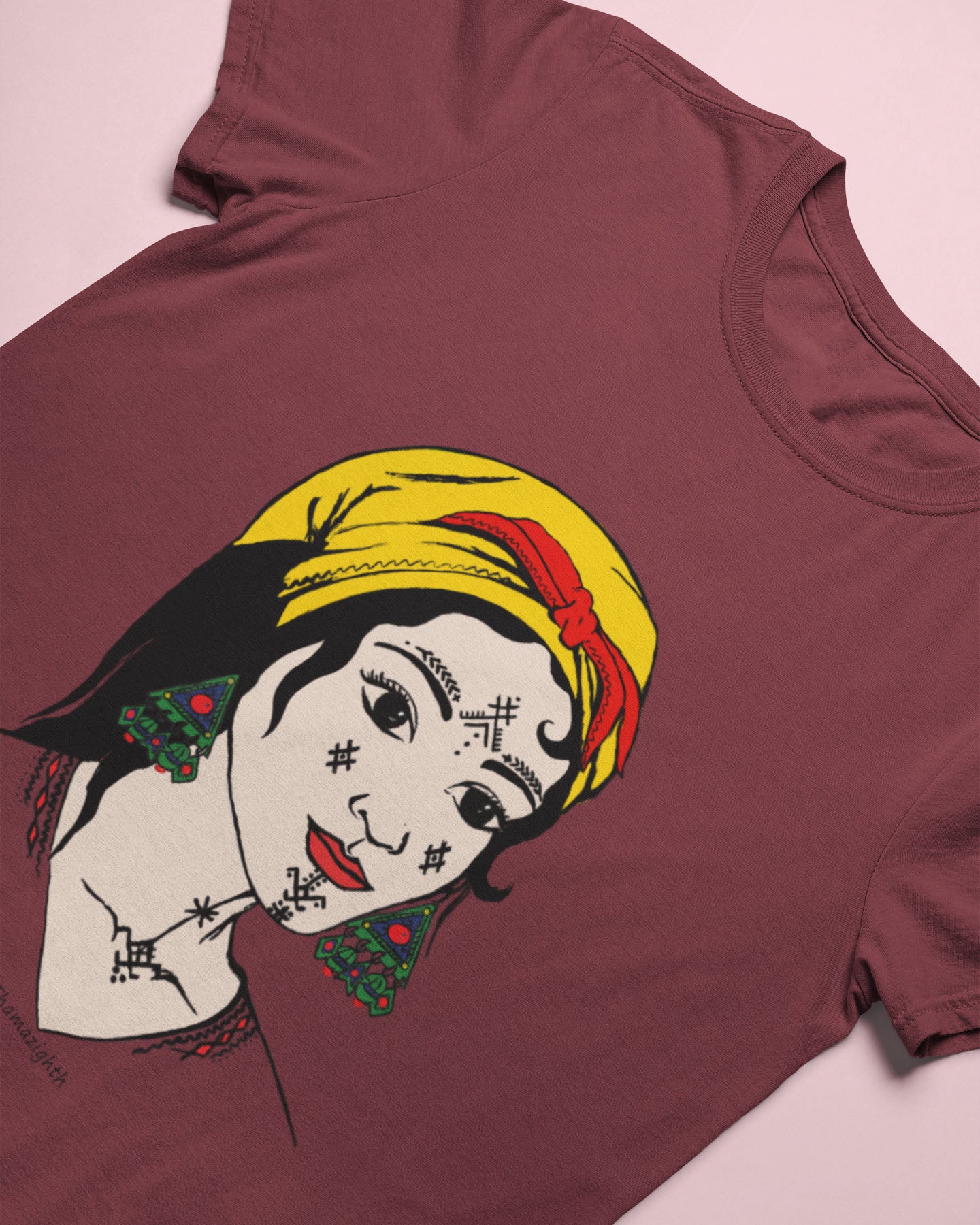 Alycia femme porte t-shirt femme berbère kabyle amazigh de azamoul bordeaux
T-shirt blanc femme berbère Amazigh par Azamoul Mode et Accessoires Berbères : design traditionnel avec tatouage facial symbolique, foulard kabyle amendil coloré, bijoux berbères et symbole berbère. Portez votre identité fièrement