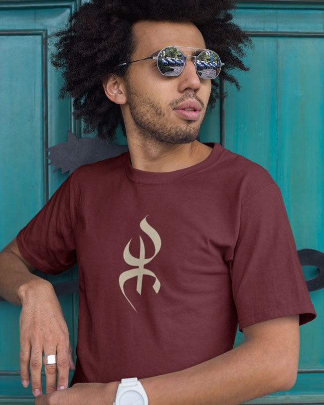 Homme porte tshirt bordeaux du symbole Yaz avec lunettes de soleil par Azamoul mode et accessoires berbères