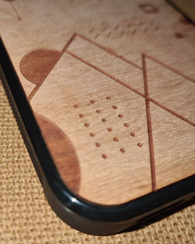 Zoom sur une coque en bois Xiaomi abstract amzigh par azamoul mode et accessoires berbères