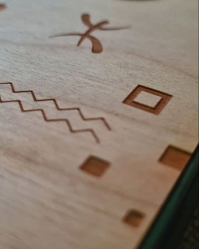 Zoom détaillé  sur plusieurs coques en bois posées sur une table par azamoul mode et accessoires berbères