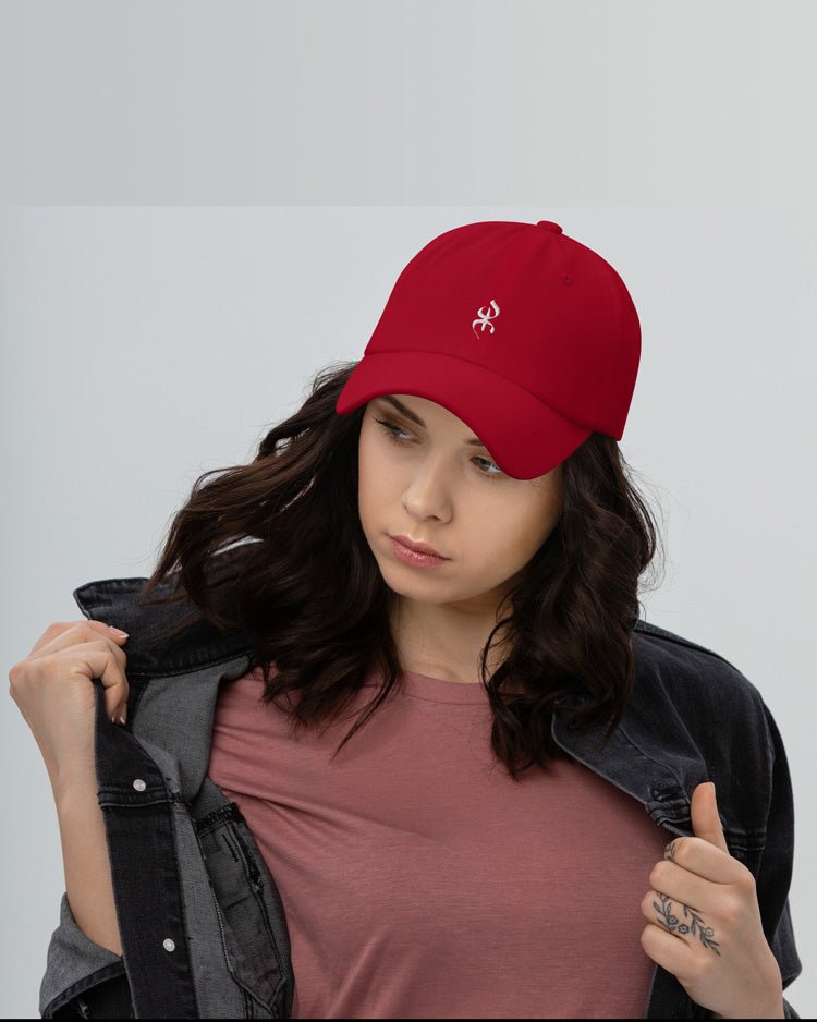 Femme porte une casquette rouge brodée yaz symbole de liberté et noblesse chez les amazighs par azamoul mode et accessoires berbères