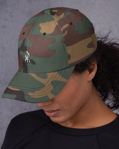 Femme porte une casquette militaire brodée yaz symbole de liberté et noblesse chez les amazighs par azamoul mode et accessoires berbères