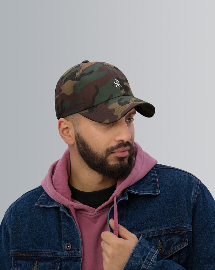 Homme porte une casquette militaire brodée yaz symbole de liberté et noblesse chez les amazighs par azamoul mode et accessoires berbères