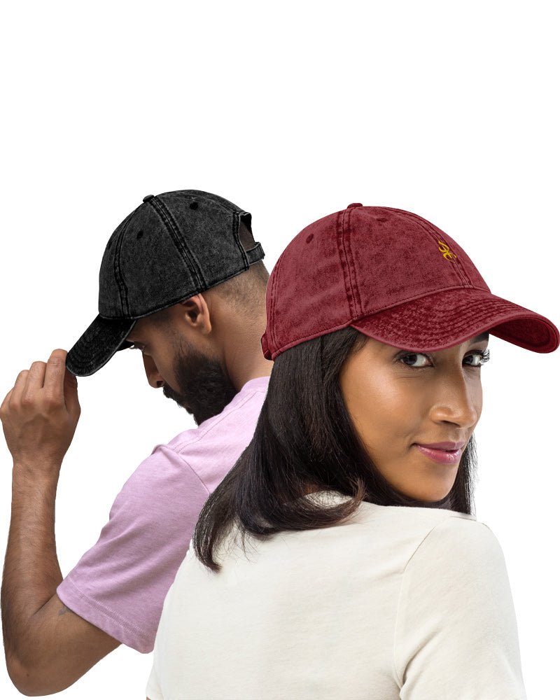 Homme et Femme portent casquettes vintage noire et rouge brodée au symbole YAZ de liberté et noblesse chez les amazighs par azamoul mode et accessoires berbères