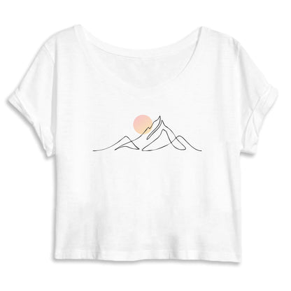 Crop top Blanc avec motif minimaliste de la montagne de djurdjura de la kabylie avec la lune qui apparaît au dessus de ces montagnes par azamoul mode et accessoires berbères amazigh 
