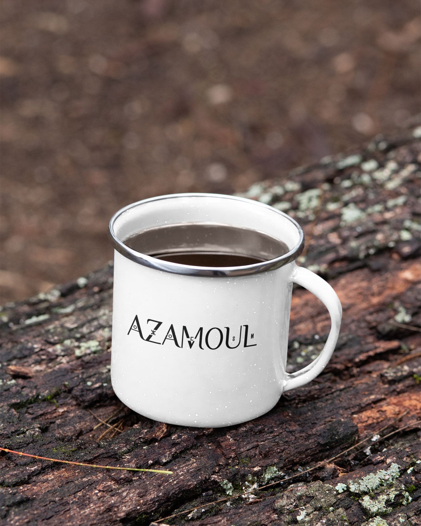 Mug emaillé Azamoul sur un bois avec du café, symbole berbère par azamoul mode et accessoires berbères couleur blanc