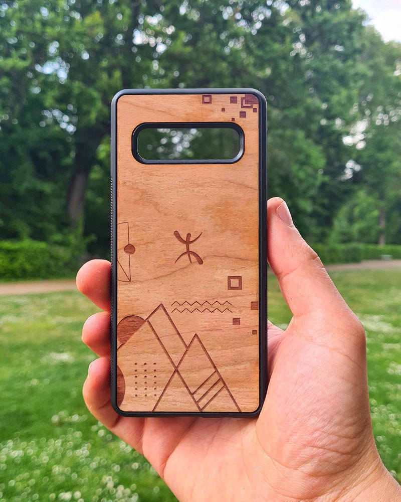 Une coque en bois l'univers amazigh berbère Samsung de la gamme A par Azamoul mode et accessoires berbères dans un parc avec le motif Abstract Amazigh