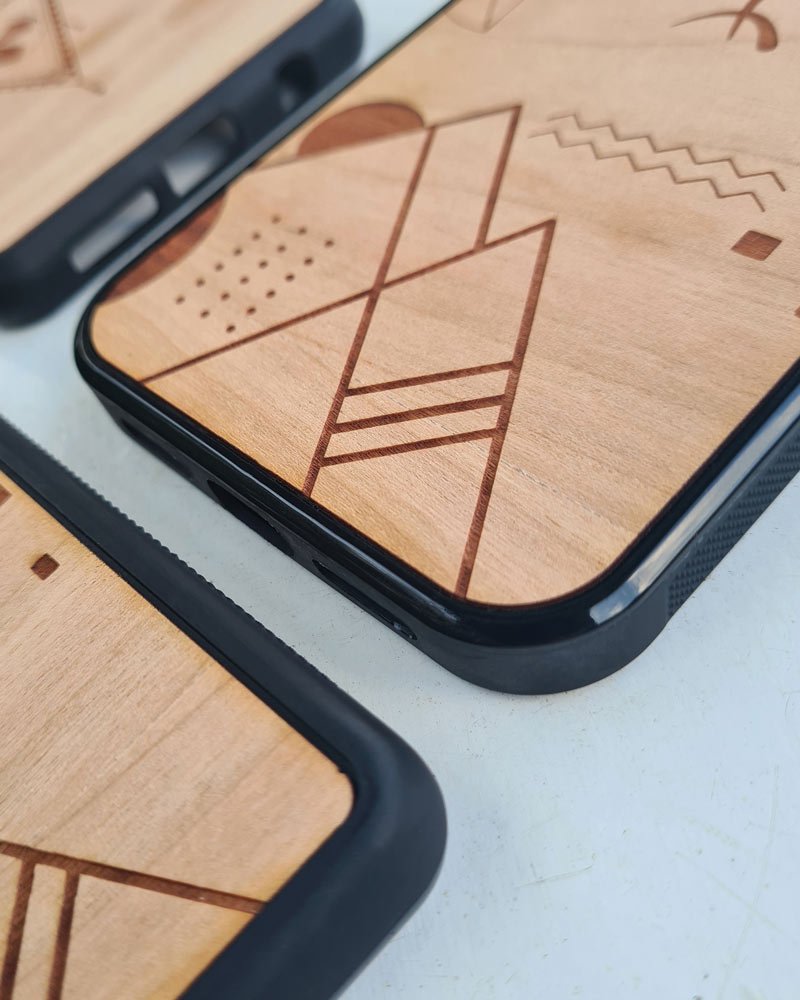 Zoom sur plusieurs coques en bois posées sur une table gravé avec  l'univers amazigh berbère par azamoul mode et accessoires berbères