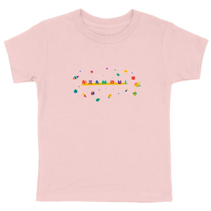 tshirt pour enfant écrit AZAMOUL entouré de motifs d'univers enfant de plusieurs couleurs par azamoul mode et accessoires berbères amazigh couleur rose