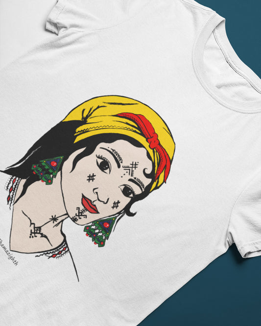 T-shirt blanc femme berbère Amazigh par Azamoul Mode et Accessoires Berbères : design traditionnel avec tatouage facial symbolique, foulard kabyle amendil coloré, bijoux berbères et symbole berbère. Portez votre identité fièrement