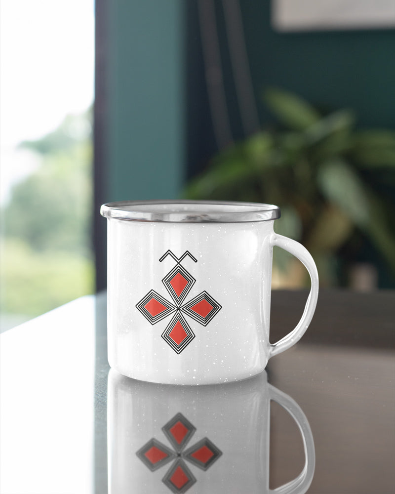 Mug emmaillé du symbole dualité posé sur une table dans un salon par azamoul mode et accessoires berbères amazigh