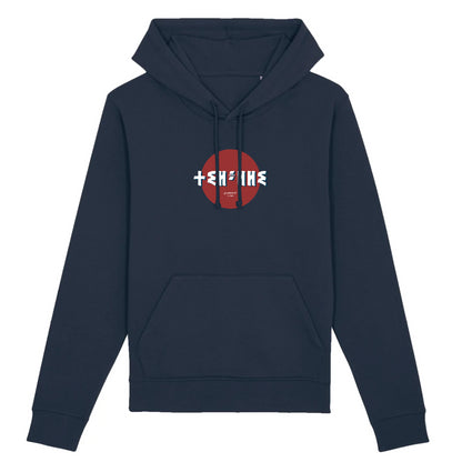 Femme qui porte un sweat à capuche thilelli liberte 100% coton bio, écrit en langue tifinagh, la langue des berbères amazigh par Azamoul mode et accessoires berbères,  de couleur marine
