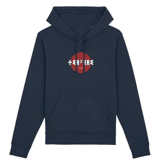 Femme qui porte un sweat à capuche thilelli liberte 100% coton bio, écrit en langue tifinagh, la langue des berbères amazigh par Azamoul mode et accessoires berbères,  de couleur marine