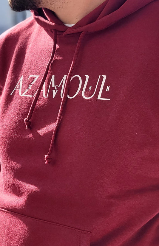 Sweat à capuche Azamoul écriture supplémentaire en tifinagh langue berbère amazigh pour Homme  porté par un homme en plein soleil par azamoul mode et accessoires berbères couleur bordeaux