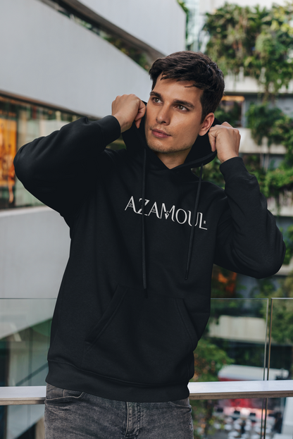 Sweat à capuche Azamoul écrit en tifinagh porté par un homme dans un immeuble regardant de loin, par azamoul mode et accessoires berbères amazigh couleur noir