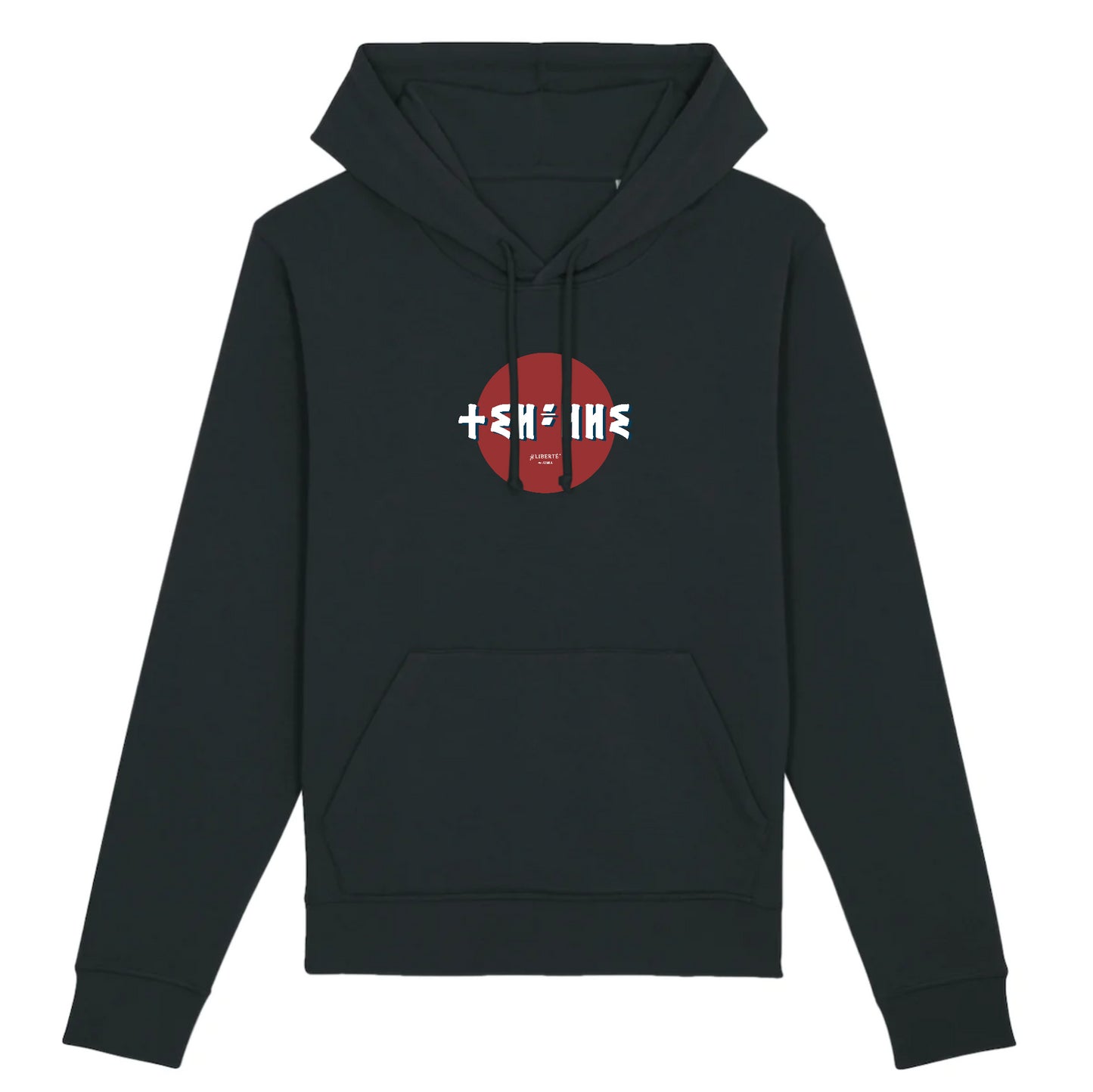 Femme qui porte un sweat à capuche thilelli liberte 100% coton bio, écrit en langue tifinagh, la langue des berbères amazigh par Azamoul mode et accessoires berbères,  de couleur noir