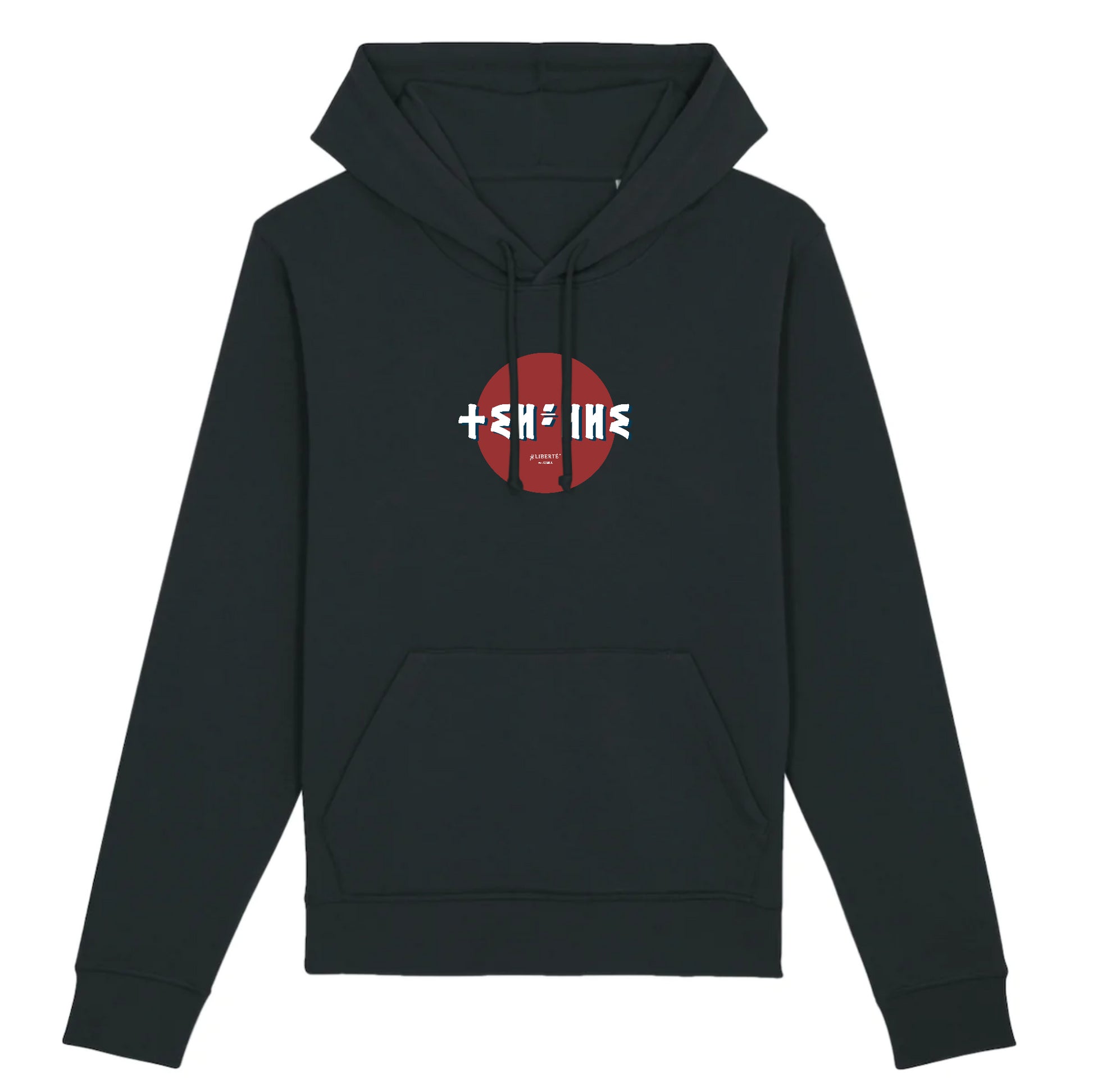 Femme qui porte un sweat à capuche thilelli liberte 100% coton bio, écrit en langue tifinagh, la langue des berbères amazigh par Azamoul mode et accessoires berbères,  de couleur noir