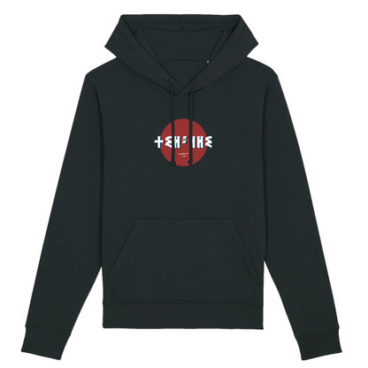 Femme qui porte un sweat à capuche thilelli liberte 100% coton bio, écrit en langue tifinagh, la langue des berbères amazigh par Azamoul mode et accessoires berbères,  de couleur noir