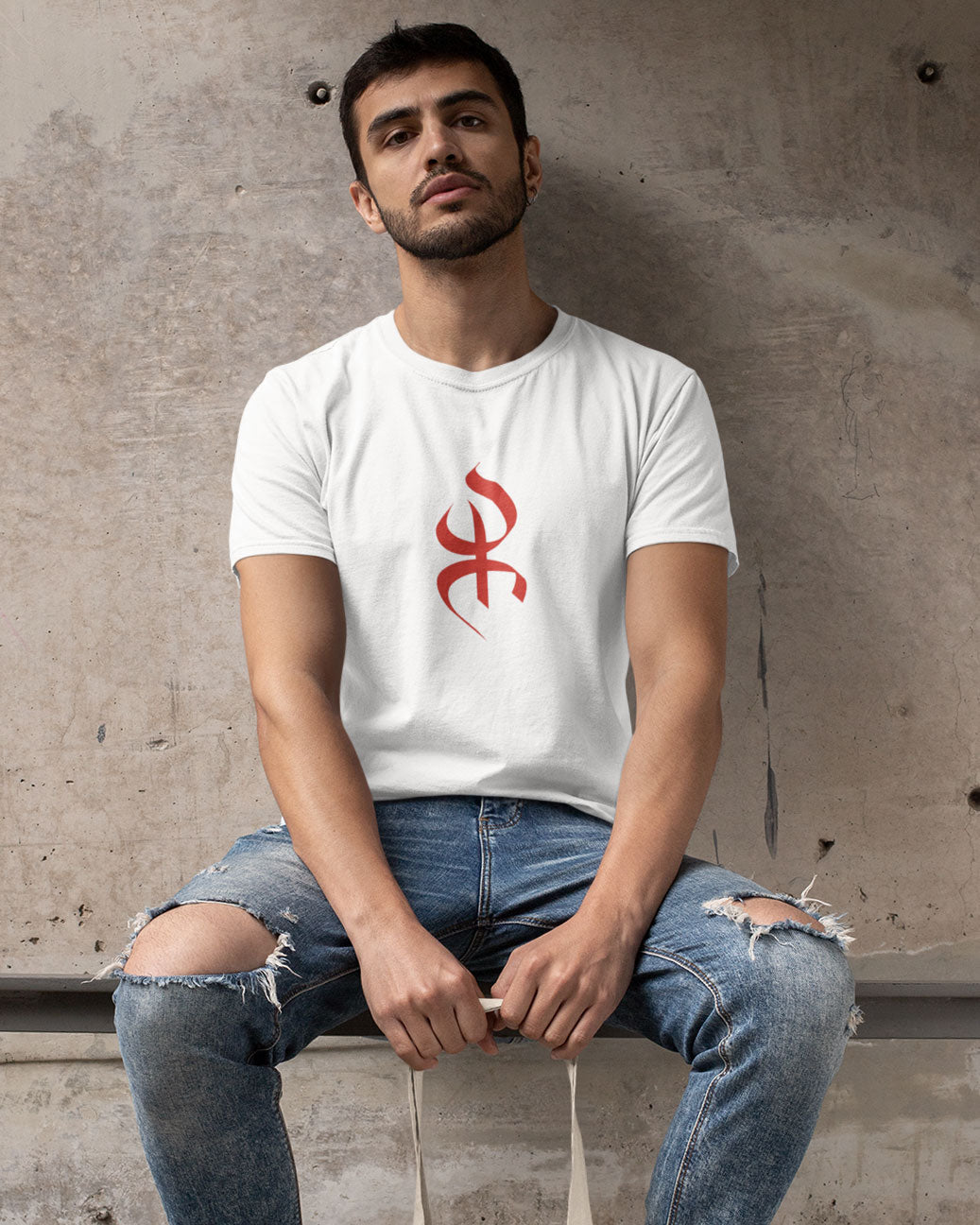 Homme porte tshirt blanc du symbole Yaz par Azamoul mode et accessoires berbères