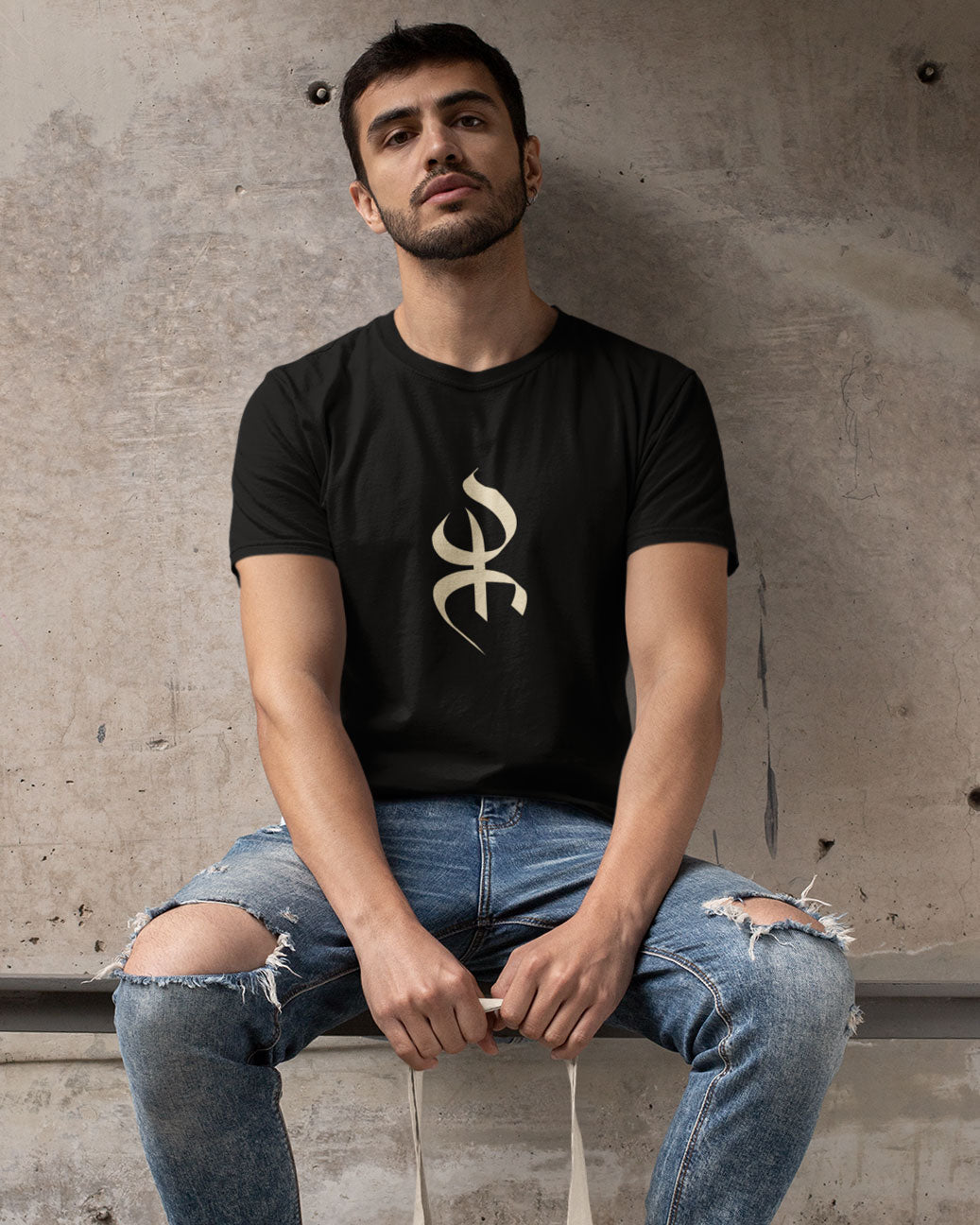 Homme porte tshirt noir du symbole Yaz par Azamoul mode et accessoires berbères