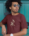Homme porte tshirt bordeaux du symbole Yaz avec lunettes de soleil  par Azamoul mode et accessoires berbères