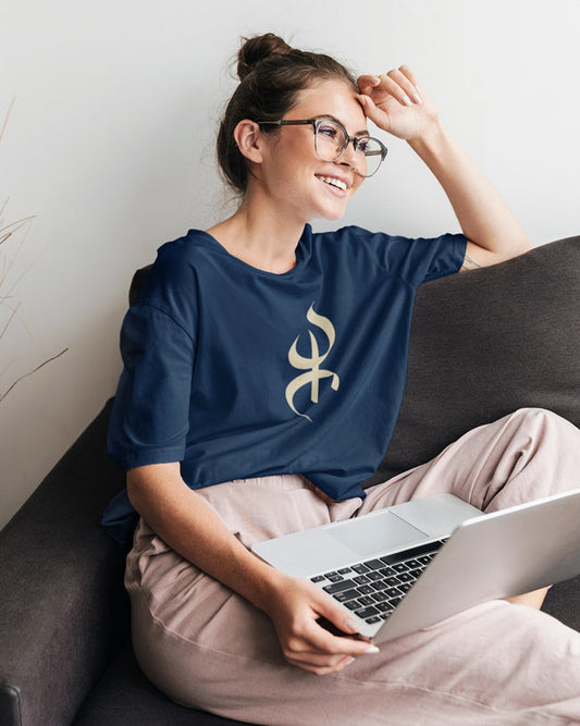 Femme porte un tshirt marine avec le symboles Yaz par azamoul mode et accessoires berbères amazigh